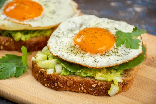 Avocado Egg Toasts Whole Grain Bread Fresh Tomatoes — Stock Photo, Image