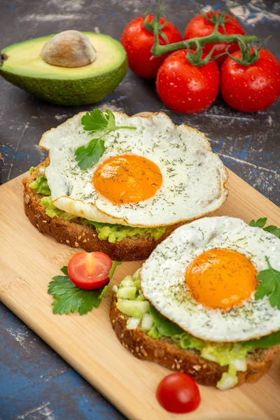 Avocado Egg Toasts Whole Grain Bread Fresh Tomatoes — Stock Photo, Image