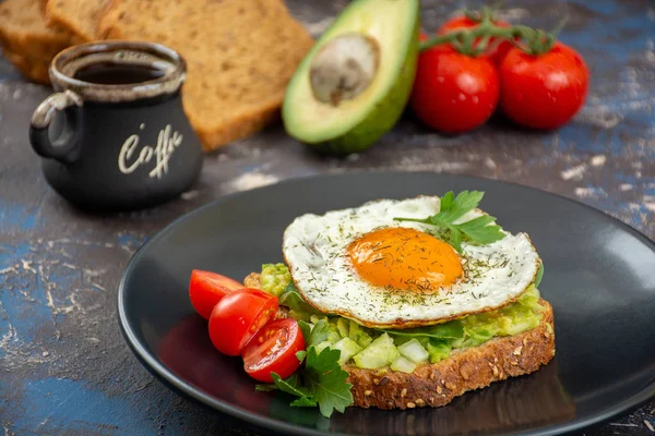 Avocado Egg Toasts Whole Grain Bread Fresh Tomatoes — Stock Photo, Image