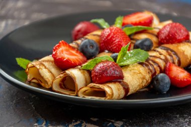 Yığın krep, ince krep, çilek ile Rus bliny