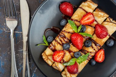 Yığın krep, ince krep, çilek ile Rus bliny