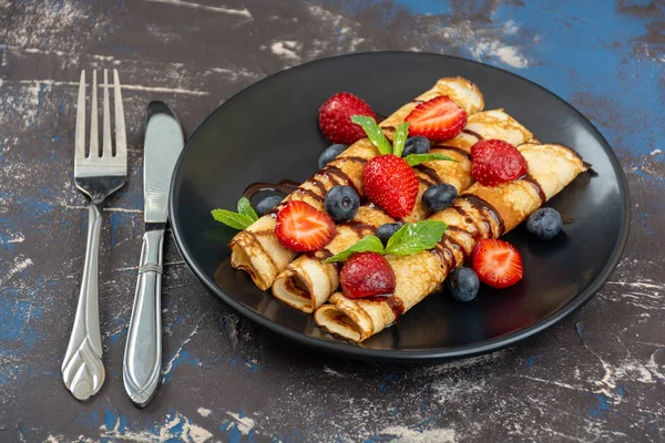 Stapel Pannenkoeken Dunne Pannenkoeken Russische Bliny Met Aardbeien Rechtenvrije Stockafbeeldingen