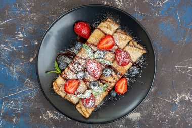 Yığın krep, ince krep, çilek ile Rus bliny