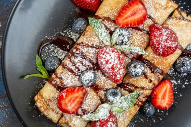 Yığın krep, ince krep, çilek ile Rus bliny