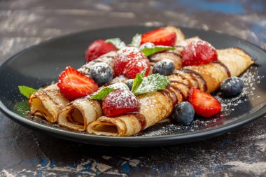 Yığın krep, ince krep, çilek ile Rus bliny