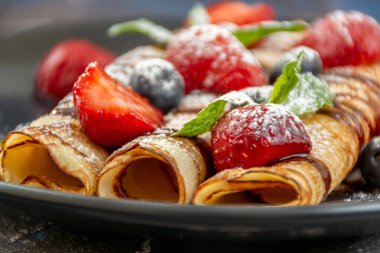 Yığın krep, ince krep, çilek ile Rus bliny