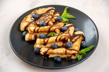 Yığın krep, ince krep, çilek ile Rus bliny