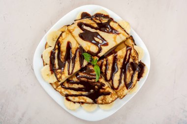 Yığın krep, ince krep, çilek ile Rus bliny