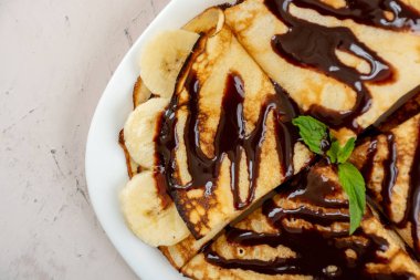 Yığın krep, ince krep, çilek ile Rus bliny