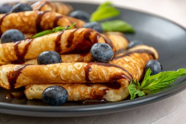 Yığın krep, ince krep, çilek ile Rus bliny