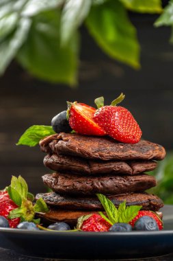 Çilek, çilek, yaban mersini, kahvaltı için iyi bir seçim ile çikolatalı kek vegan