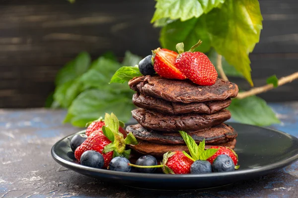 Chocolade Pannenkoeken Met Bessen Aardbeien Bosbessen Goede Keuze Voor Het Stockfoto