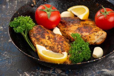 Izgara tavuk göğsü domates, maydanoz ve sarımsak ile pişirme Pan