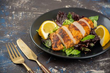 Taze salata, domates ve limon ile ızgara tavuk göğsü