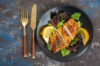 Taze salata, domates ve limon ile ızgara tavuk göğsü