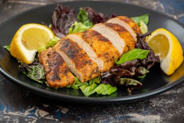 Taze salata, domates ve limon ile ızgara tavuk göğsü