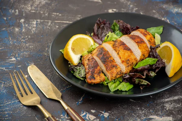 Taze salata, domates ve limon ile ızgara tavuk göğsü