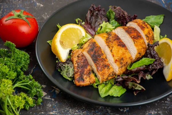 Taze salata, domates ve limon ile ızgara tavuk göğsü