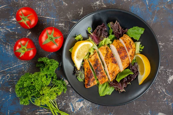 Taze salata, domates ve limon ile ızgara tavuk göğsü