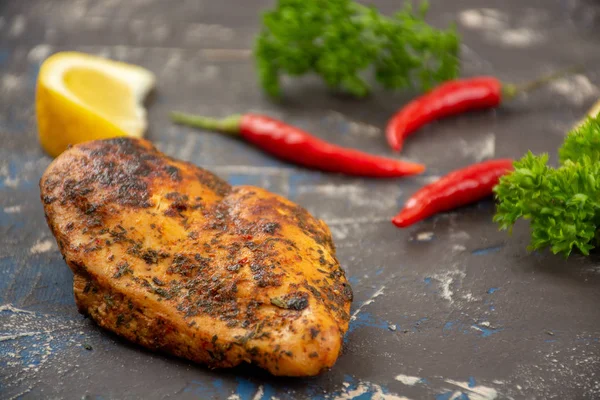 Taze salata, domates ve limon ile ızgara tavuk göğsü