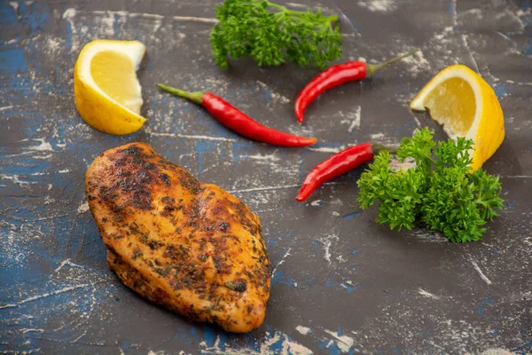 Taze salata, domates ve limon ile ızgara tavuk göğsü