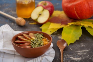Tabak kabak çekirdeği, elma ve tarçın ile kabak yulaf ezmesi