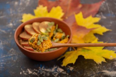 Tabak kabak çekirdeği, elma ve tarçın ile kabak yulaf ezmesi