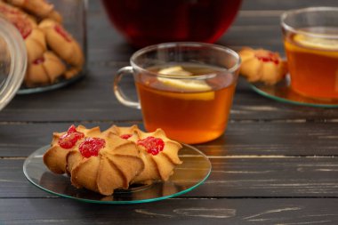 Çay ve kurabiye ile iki kişi için çilekli jöle