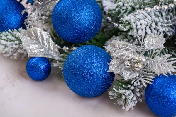 Decoratie Voor Kerstmis Kerstballen Vuren Boom Takken Sneeuw Litle Dialoogvensters — Stockfoto