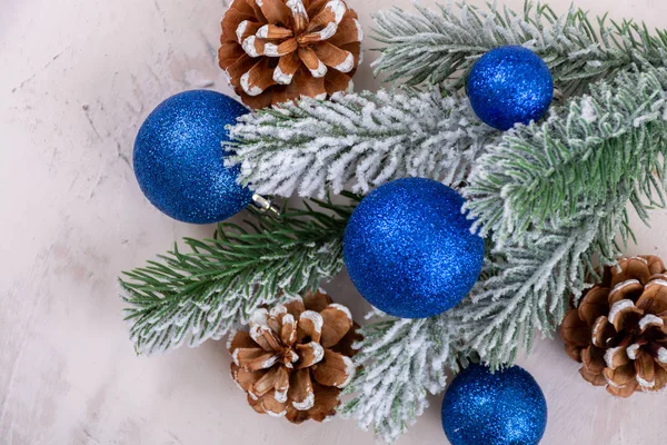 つまらない クリスマスの装飾トウヒ木の枝 — ストック写真