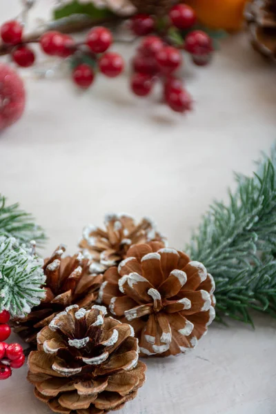 Decoratie Voor Kerstmis Kegels Vuren Boomtakken Sneeuw Veenbessen — Stockfoto