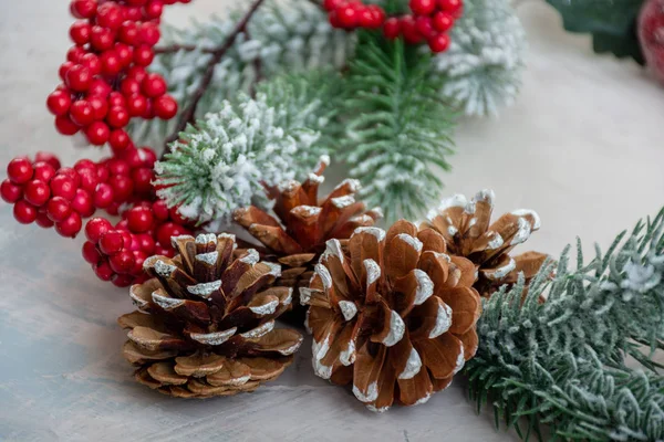 Decoratie Voor Kerstmis Kegels Vuren Boomtakken Sneeuw Veenbessen — Stockfoto