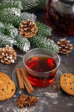 Sıcak çay ile soğuk Noel gününde ısınmak için spises