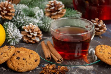 Sıcak çay ile soğuk Noel gününde ısınmak için spises