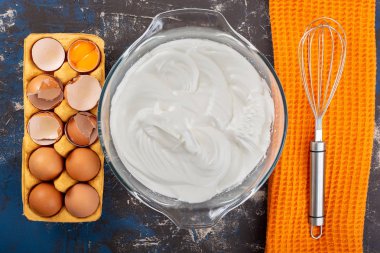 Çırpılmış yumurta akı, beze pişirme işlemi