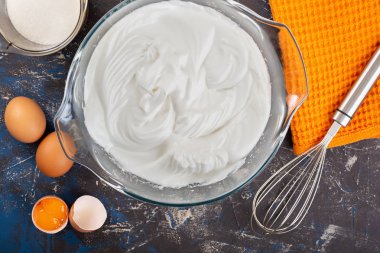 Çırpılmış yumurta akı, beze pişirme işlemi