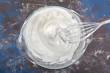 Çırpılmış yumurta akı, beze pişirme işlemi