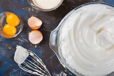 Çırpılmış yumurta akı, beze pişirme işlemi