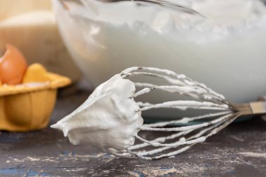 Çırpılmış yumurta akı, beze pişirme işlemi