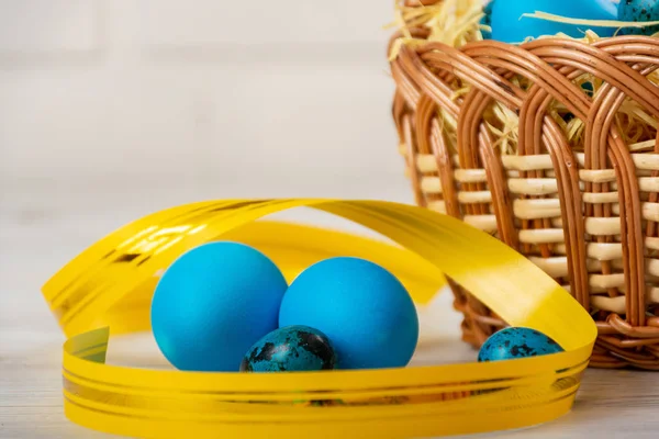 Uova di Pasqua nel cestino — Foto Stock