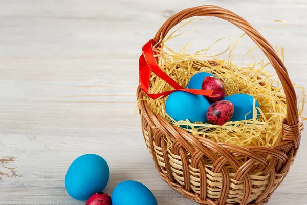 Jaja wielkanocne w koszyku — Zdjęcie stockowe