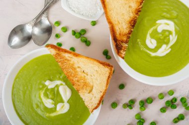 Yeşil bezelye çorbası