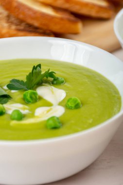 Yeşil bezelye çorbası