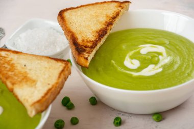 Yeşil bezelye çorbası