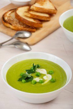 Yeşil bezelye çorbası