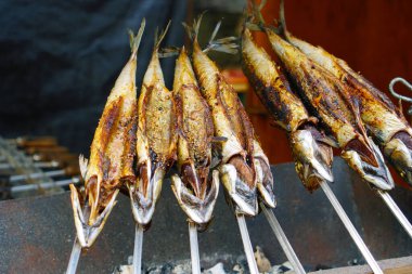 Steckerlfisch - Şişte geleneksel ızgara balık