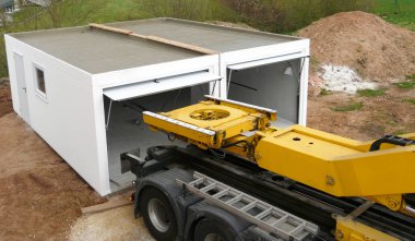 İnşaat tarafındaki prefabrik garajın teslimatı.