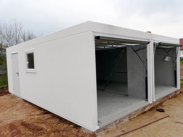 İnşaat tarafındaki prefabrik garajın teslimatı.
