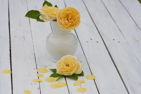 Желтая Английская Роза Вазе Деревянном Столе Лепестками — стоковое фото