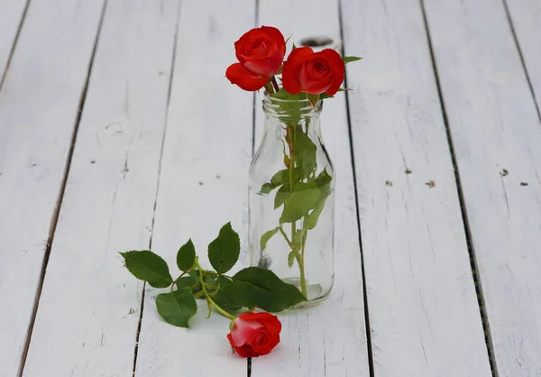 Rosa Rossa Vecchia Bottiglia Vetro Tavolo Legno Con Petali — Foto Stock